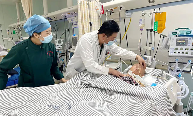 團隊骨干查峰醫生為元老伯查體